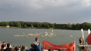 Wasserretter:innen im Einsatz am Pichlingersee
