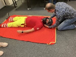 Erste Hilfe Kurs - Helmabnahme