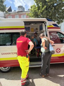 Interessierte Besucher bei Rettungsfahrzeug