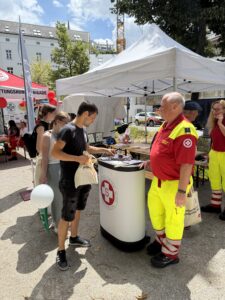 Stand mit interessierten Besuchern
