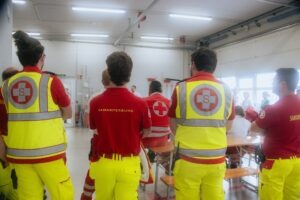 Sanitäter:innen bei Besprechung