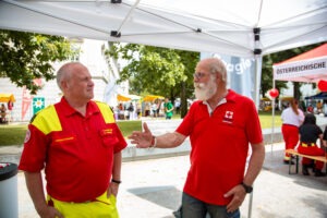 Sanitäter im Gespräch