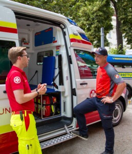 Sanitäter erklärt das Rettungsfahrzeug