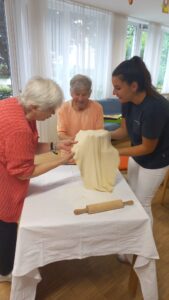 Bewohnerinnen beim Backen