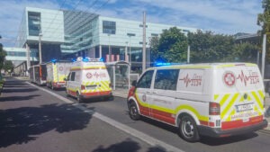 Ein Bus der Linz AG Linien und 3 Fahrzeuge des Samariterbundes stehen aufgereiht vor dem Linzer Hauptbahnhof