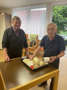 Bewohner beim Teigeinstreichen