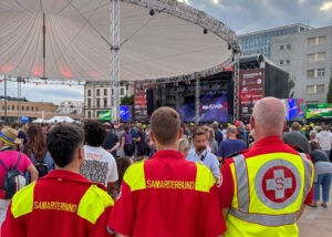 3 Samariter in Uniform beobachten die Zuseher