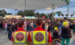 2 Samariter in Uniform beobachten die Zuseher