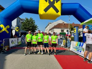Fünf Läufer des Samaiterbund Laufteams stehen unter dem Zielbogen des Marchtrenker Stadtgrandprix