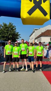 Fünf Läufer in grünem Samariter Lauf-T-Shirt stehen im Zielraum des Marchtrenker Stadtgrandprix.
