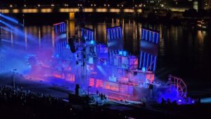 Blau beleuchtetes Schiff der Klangwolke 2025