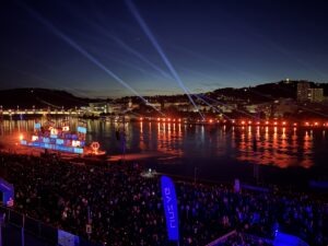 Panoramablick vom Dach des Brucknerhauses Richtung Pöstlingberg über die Lichtshow der Klangwolke 2025.