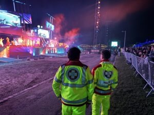2 Sanitäter beobachten das künstlerische Treiben auf dem Schiff der Klangwolke 2025