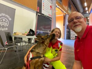 Rettungshund bei Rettermesse
