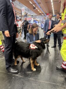 Rettungshund bei Rettermesse