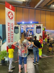 Rettungsfahrzeug bei Rettermesse