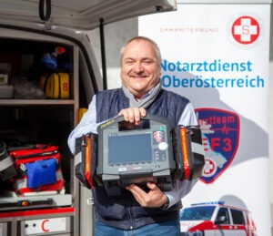 Herbert Windner präsentiert einen Corpuls3, der ihm zu Ehren seinen Vornamen trägt