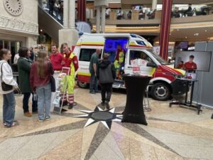 Besucher am Stand des Samariterbundes
