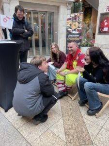 Gespräch eines Samariters mit 4 Jugendlichen