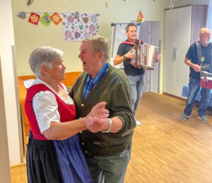 Oktoberfest in der Tagesbetreuung - Tanzen