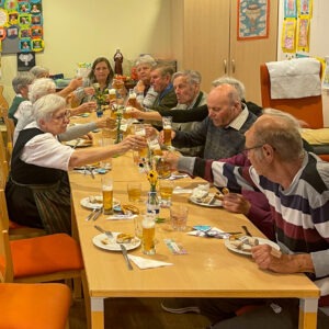 Oktoberfest in der Tagesbetreuung - Tisch mit den Besuchern