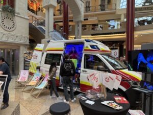 Samariterbund Stand mit Besucher:innen