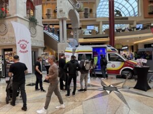 Krone Gesund Tage Stand mit einem Rettungsfahrzeug und Besucher:innen