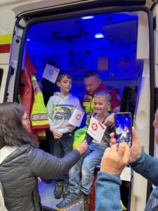 Kinder in einem Rettungsfahrzeug des Samariterbundes