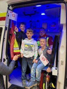 Kinder in einem Rettungsfahrzeug des Samariterbundes