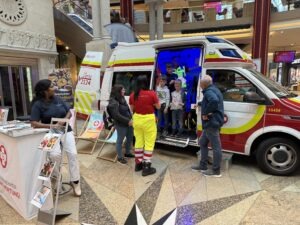 Besucher:innen und Keiner vor und im Rettungsfahrzeug