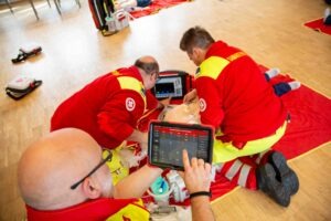 Mann bedient neues SkillQube-Trainingsgerät