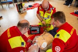 Sanitäter bei Reanimationsübung mit neuem SkillQube-Trainingsgerät