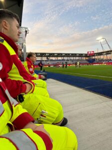 Sanitäter:innen auf einer Bank im Linzer Hofmann Stadion
