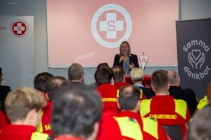 Die Linzer Vizebürgermeisterin Karin Leitner spricht zu Samariterinnen und Samariter