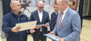 Bürgermeister Prammer sieht sich den Kalender genau an