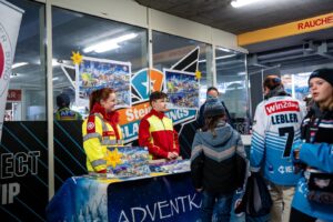 Samariter bei Verkaufsstand bei den Black Wings Linz