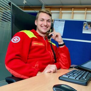 Leistellenmitarbeiter am Telefon