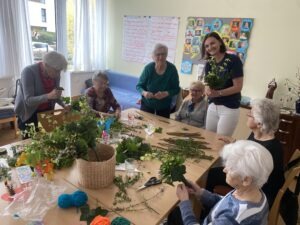 Alte Menschen beim Basteln in einem Tageszentrum
