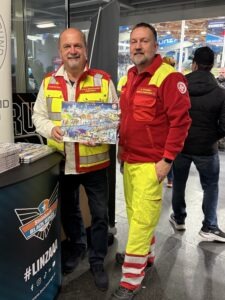 Samariter bei Verkaufsstand bei den Black Wings Linz