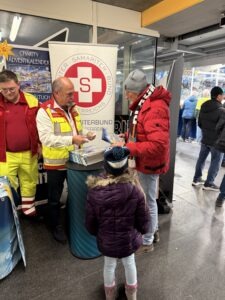 Präsident Günther Erhartmair verkauft einen Kalender