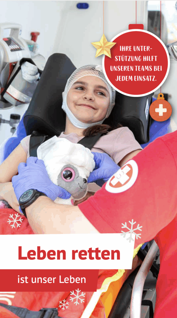 Kind mit Kopfverband und Kuscheltier in der Hand im Rettungsfahrzeug