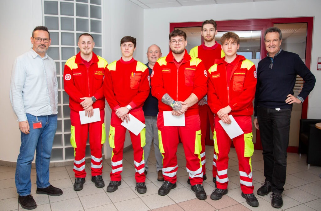 Führungskräfte überreichen 5 Zivildiender Gutscheine