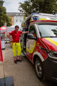 Sanitäter bei Rettungsfahrzeug