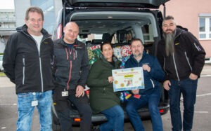 Mitarbeiter:innen der Firma Palfinger und Reinhard Grabner vom Samariterbund bei der Geschenkeübergabe