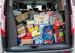 Weihnachtspakete in einem Fahrzeug