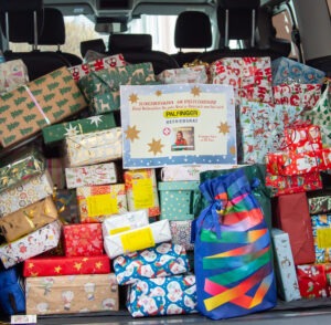Weihnachtspakete im Fahrzeug