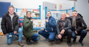 Mitarbeiter:innen der Firma Palfinger und Reinhard Grabner vom Samariterbund bei der Geschenkeübergabe