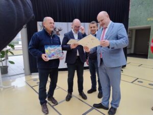 Politiker sehen sich den Kalender an