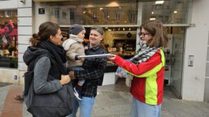 Samariter verkaufen einen Kalender