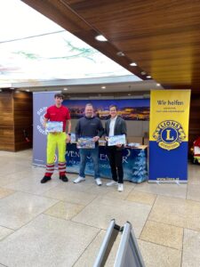 Samariter bei Verkaufsstand im Lentia City